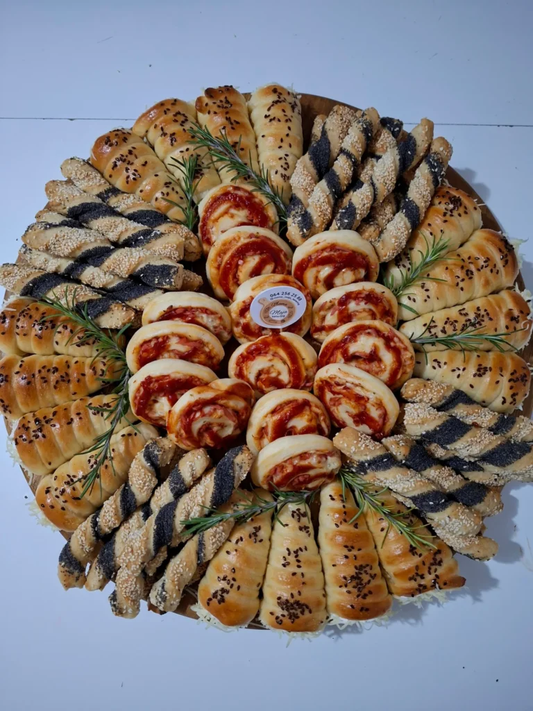 Ketering u Zrenjaninu sa dekorativno aranžiranim pecivima