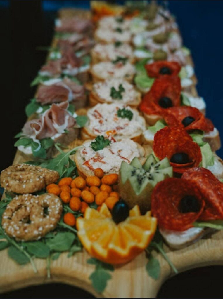 Ketering u Zrenjaninu sa raznovrsnim slanim zalogajima i dekorativnim pladnjevima