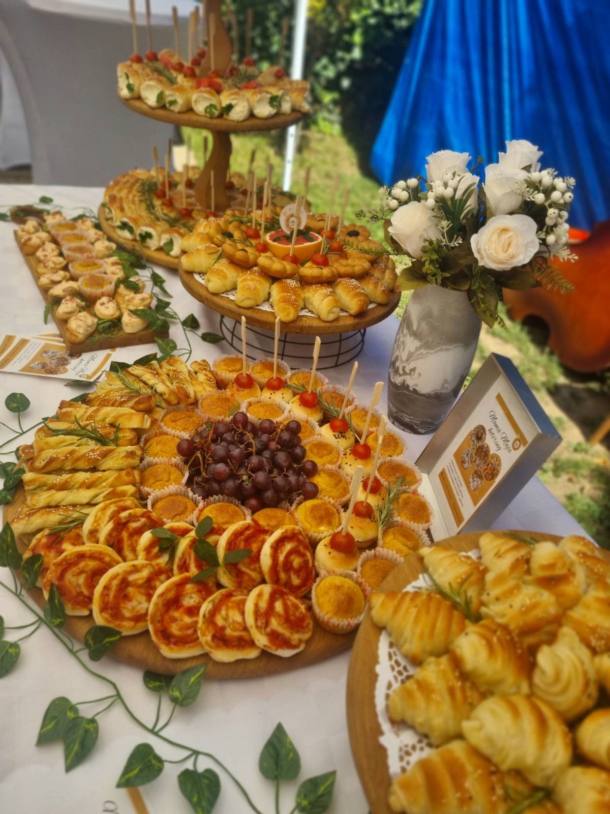 Elegantni catering sto sa puno finger food-a
