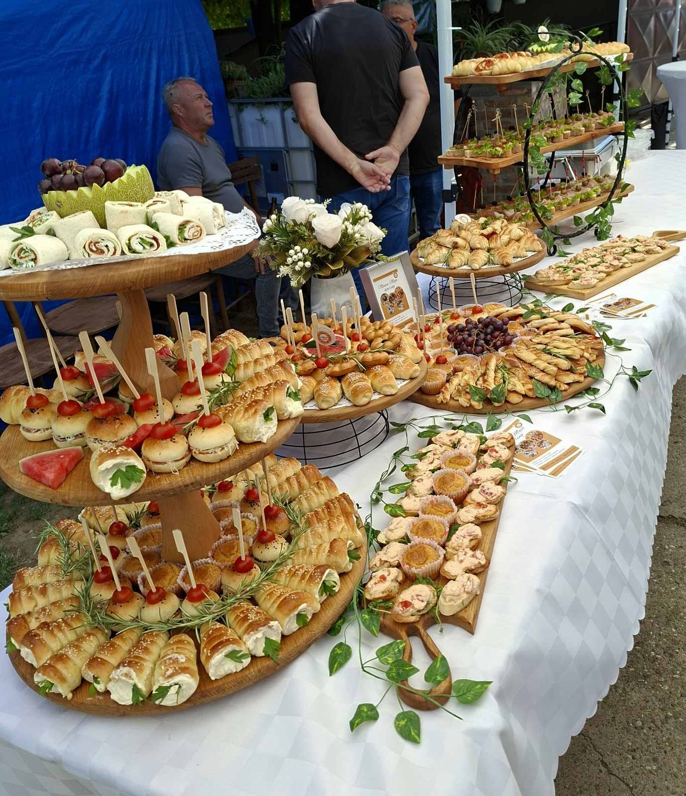 Bogato postavljen catering sto sa kroasanima i sendvičima