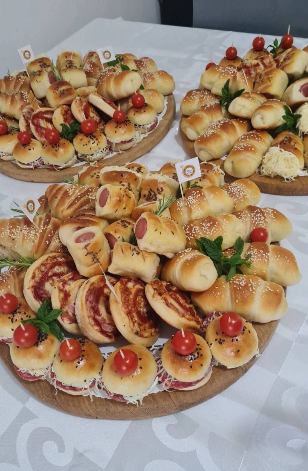 Pun sto rolica sa sirom, paradajzom i kobasicama