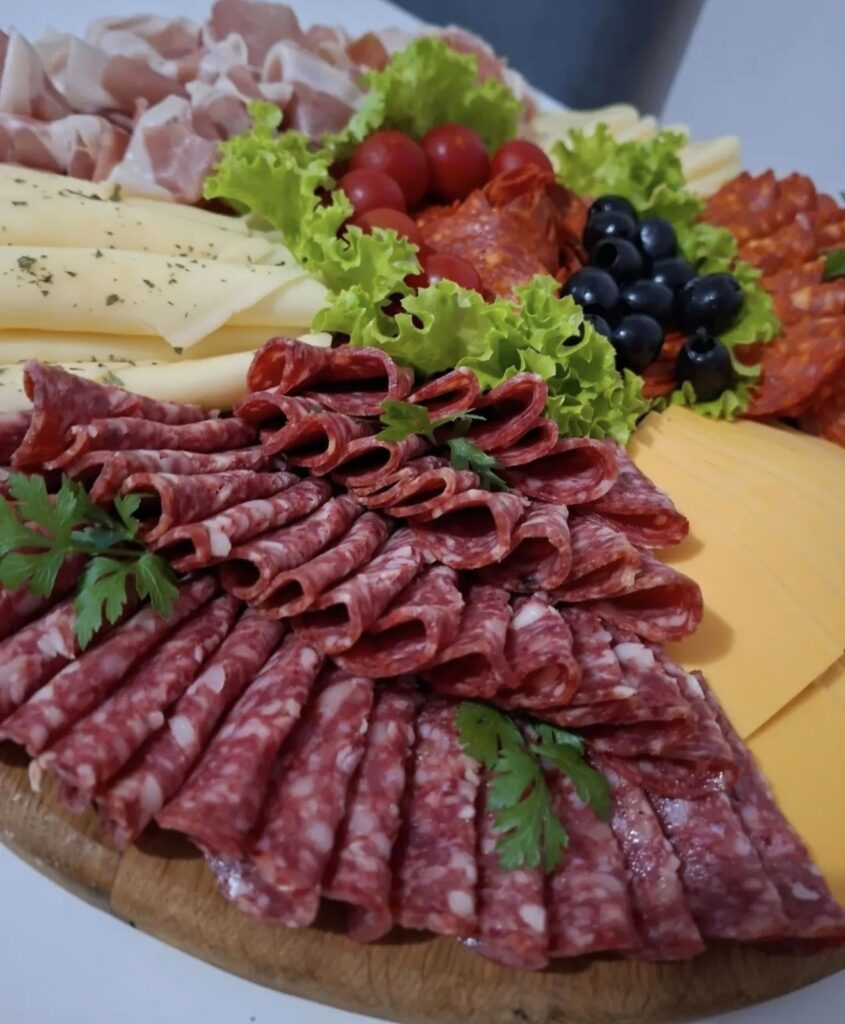 Plata sa sirevima i čajnom kobasicom