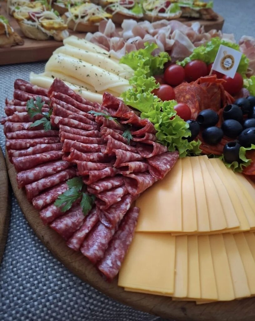 Ketering u Zrenjaninu sa domaćim suhomesnatim proizvodima i sirevima na bogatoj drvenoj dasci