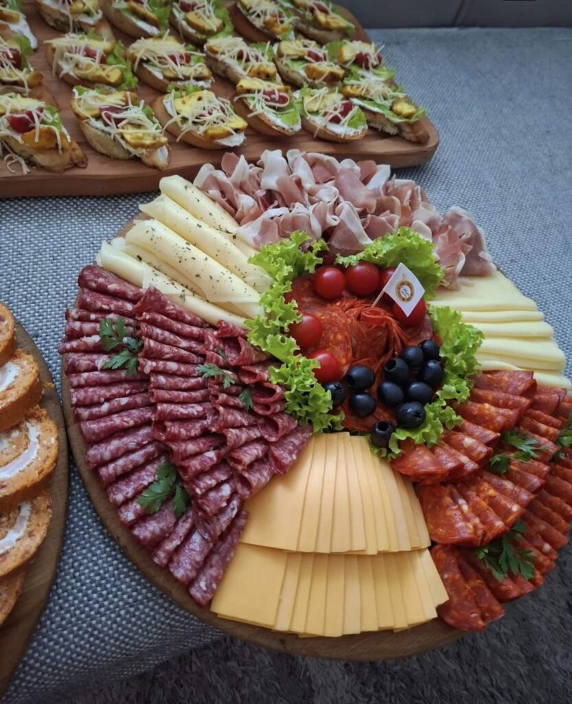 Sirevi i pršuta za slave – ketering Zrenjanin